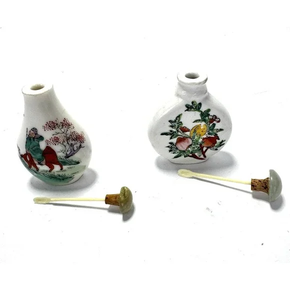 Chinese Style Lot of 2 Vintage Porcelain Snuff Bottles w Stopper Spoons - Picture 4 of 5